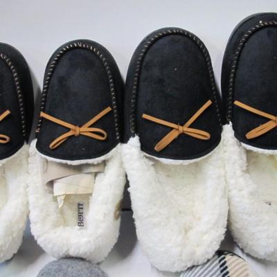6 Pair Of Slippers Deuxe By Dearfoam
