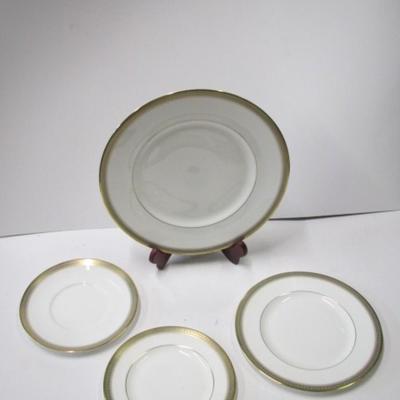 19 Pieces Of Royal Doulton English Fine Bone China Clarendon Pattern