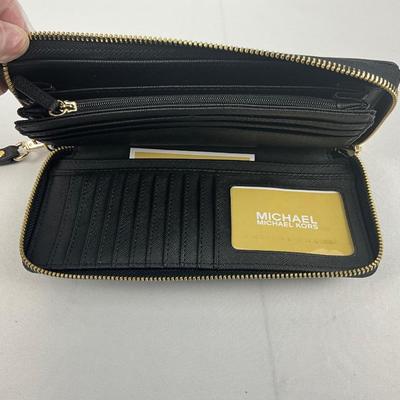Lot E 246 NWT Michael Kors Leather Wallet