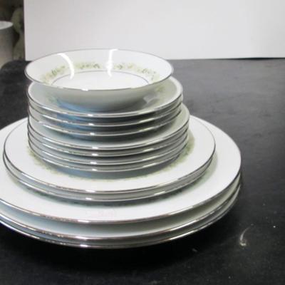 13 Pieces Of Noritake Japan Trilby Pattern