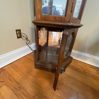 Pulaski Furniture Lighted Display Cabinet (DR-MG)