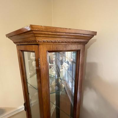 Pulaski Furniture Lighted Display Cabinet (DR-MG)