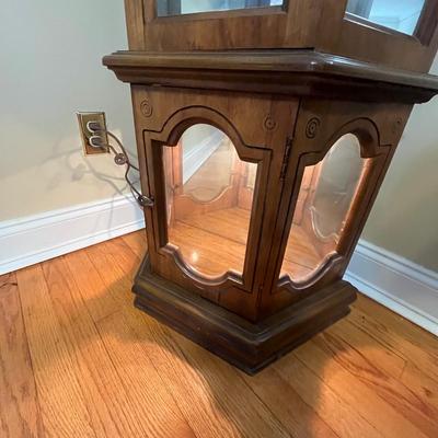 Pulaski Furniture Lighted Display Cabinet (DR-MG)