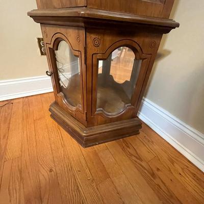 Pulaski Furniture Lighted Display Cabinet (DR-MG)