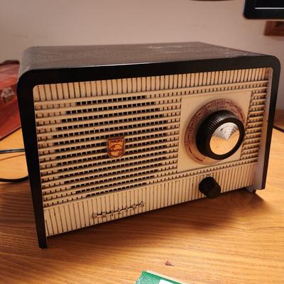 Philips AM Tube Radio Made in Holland Powers up