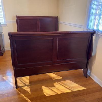 Wooden Sleigh Bed by Broyhill (GB-DZ)