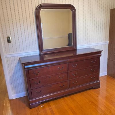 Broyhill Eight Drawer Dresser w/ Attached Mirror (GB-DZ)