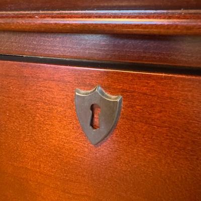 Broyhill Eight Drawer Dresser w/ Attached Mirror (GB-DZ)