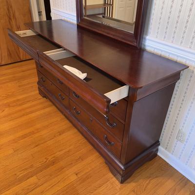 Broyhill Eight Drawer Dresser w/ Attached Mirror (GB-DZ)