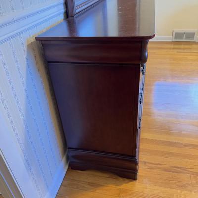 Broyhill Eight Drawer Dresser w/ Attached Mirror (GB-DZ)