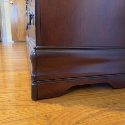 Broyhill Eight Drawer Dresser w/ Attached Mirror (GB-DZ)