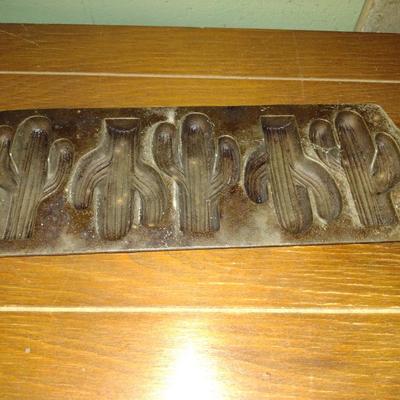Lodge (5CP2) Cast Iron Cactus Shaped Pan- Approx 15 1/2" x 5 3/4"
