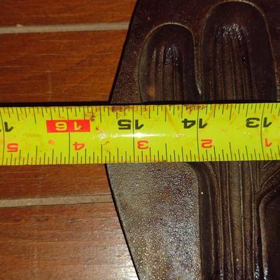 Lodge (5CP2) Cast Iron Cactus Shaped Pan- Approx 15 1/2" x 5 3/4"
