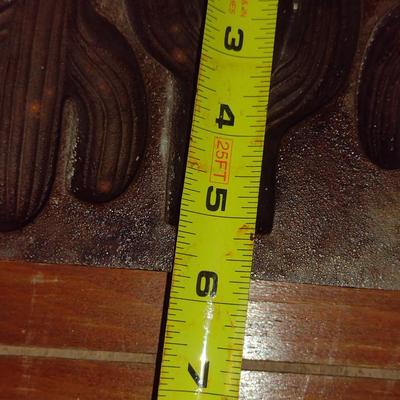Lodge (5CP2) Cast Iron Cactus Shaped Pan- Approx 15 1/2" x 5 3/4"