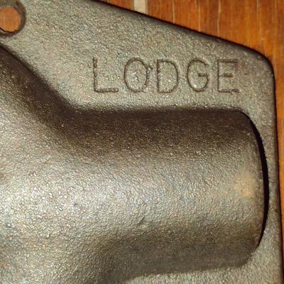 Lodge (5CP2) Cast Iron Cactus Shaped Pan- Approx 15 1/2" x 5 3/4"