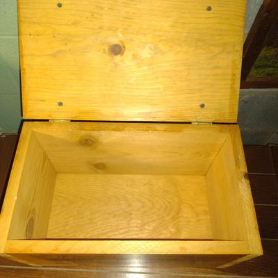 Vintage (1993) Wood Evans Dovetailed Ammunition Box with Wooded Cabin with Deer Design