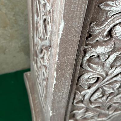 LOT 125: 28” Pedestal