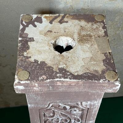 LOT 125: 28” Pedestal