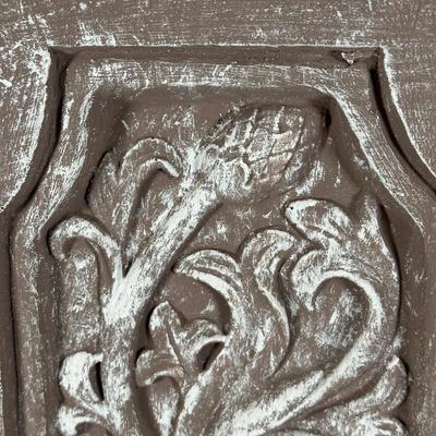 LOT 125: 28” Pedestal