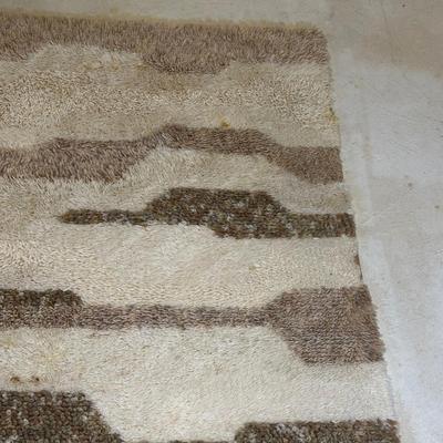 LOT 134: Vintage Top Of The Line 100% Wool Rug