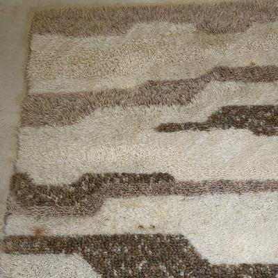 LOT 134: Vintage Top Of The Line 100% Wool Rug