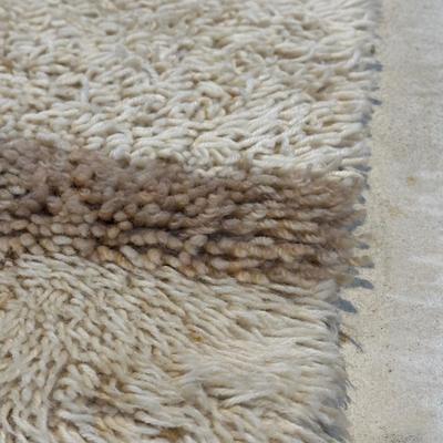 LOT 134: Vintage Top Of The Line 100% Wool Rug