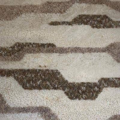 LOT 134: Vintage Top Of The Line 100% Wool Rug