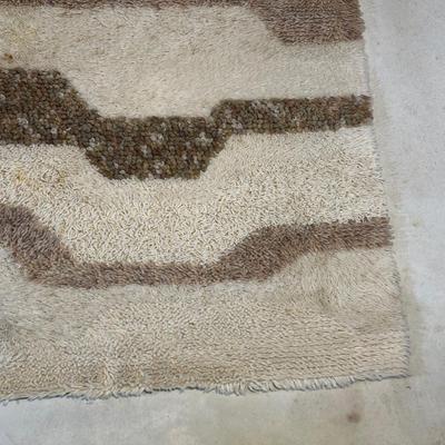 LOT 134: Vintage Top Of The Line 100% Wool Rug