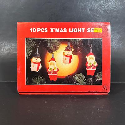 LOT 141B: Vintage Christmas Decor! Blow Molds, 10 Piece Light Set & Jolly Santa Round The Tree in Box