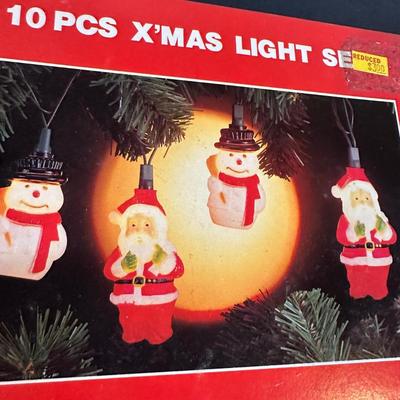LOT 141B: Vintage Christmas Decor! Blow Molds, 10 Piece Light Set & Jolly Santa Round The Tree in Box