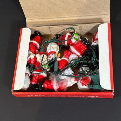 LOT 141B: Vintage Christmas Decor! Blow Molds, 10 Piece Light Set & Jolly Santa Round The Tree in Box