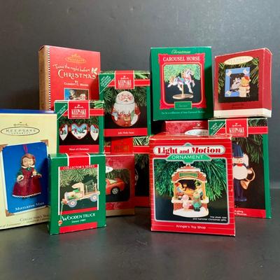 LOT:172: Assortment of Hallmark Holiday Ornaments