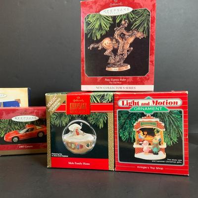 LOT:172: Assortment of Hallmark Holiday Ornaments