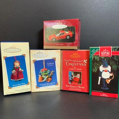 LOT:172: Assortment of Hallmark Holiday Ornaments