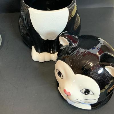 LOT:174: Cats in the Kitchen a Fun Collection of Cat Themed Cookie Jar, Glasses, Mugs, Salt and Pepper Shakers, Creamer and More