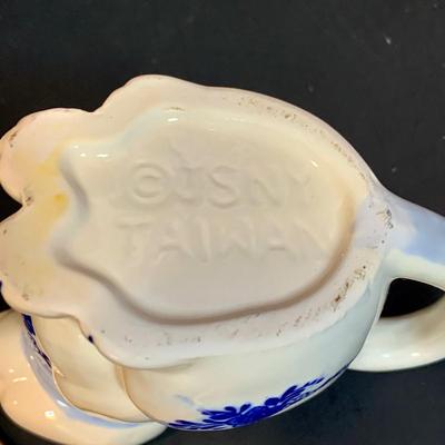 LOT:174: Cats in the Kitchen a Fun Collection of Cat Themed Cookie Jar, Glasses, Mugs, Salt and Pepper Shakers, Creamer and More