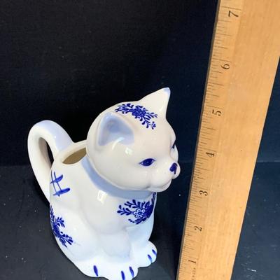 LOT:174: Cats in the Kitchen a Fun Collection of Cat Themed Cookie Jar, Glasses, Mugs, Salt and Pepper Shakers, Creamer and More