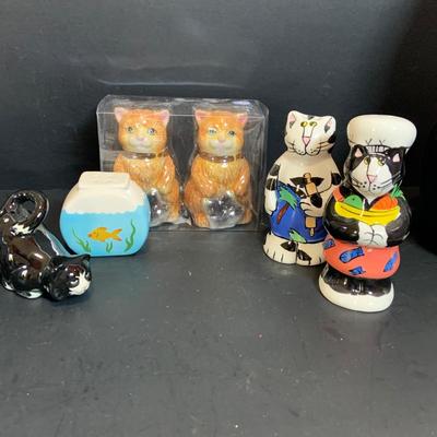 LOT:174: Cats in the Kitchen a Fun Collection of Cat Themed Cookie Jar, Glasses, Mugs, Salt and Pepper Shakers, Creamer and More