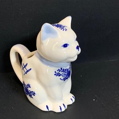 LOT:174: Cats in the Kitchen a Fun Collection of Cat Themed Cookie Jar, Glasses, Mugs, Salt and Pepper Shakers, Creamer and More