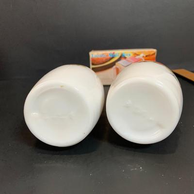 LOT:175: The Mid-century Kitchen Must Haves, Including Tupperware Lidded Mugs and Salt and Pepper Shakers a Microwave Steamer, Fire King...