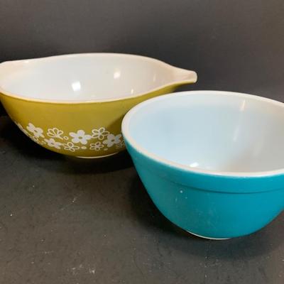LOT:176: Four Pyrex Mixing Bowls (3 Nesting +1 More)