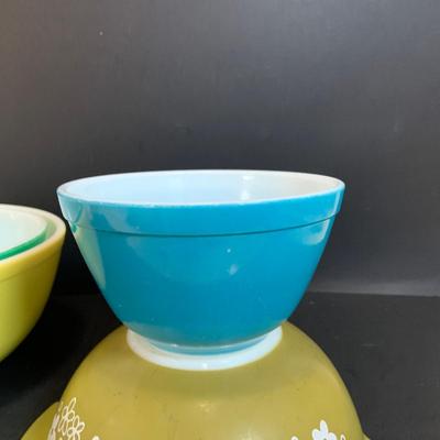 LOT:176: Four Pyrex Mixing Bowls (3 Nesting +1 More)