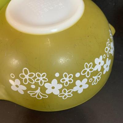 LOT:176: Four Pyrex Mixing Bowls (3 Nesting +1 More)