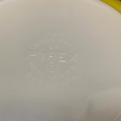 LOT:176: Four Pyrex Mixing Bowls (3 Nesting +1 More)