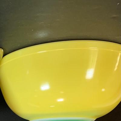 LOT:176: Four Pyrex Mixing Bowls (3 Nesting +1 More)