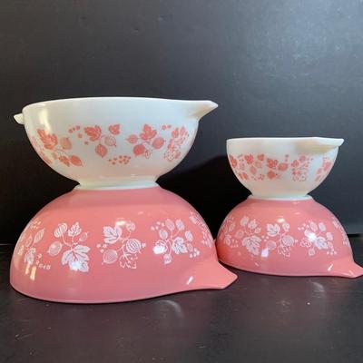 LOT:178: Set of 4 Pyrex Pink and White Gooseberry Cinderella Mixing/Nesting Bowls