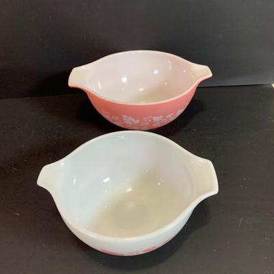 LOT:178: Set of 4 Pyrex Pink and White Gooseberry Cinderella Mixing/Nesting Bowls
