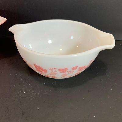 LOT:178: Set of 4 Pyrex Pink and White Gooseberry Cinderella Mixing/Nesting Bowls
