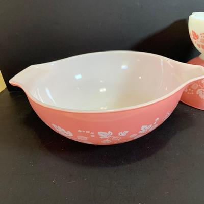 LOT:178: Set of 4 Pyrex Pink and White Gooseberry Cinderella Mixing/Nesting Bowls