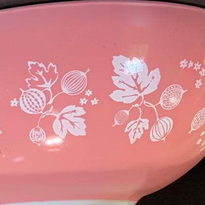 LOT:178: Set of 4 Pyrex Pink and White Gooseberry Cinderella Mixing/Nesting Bowls